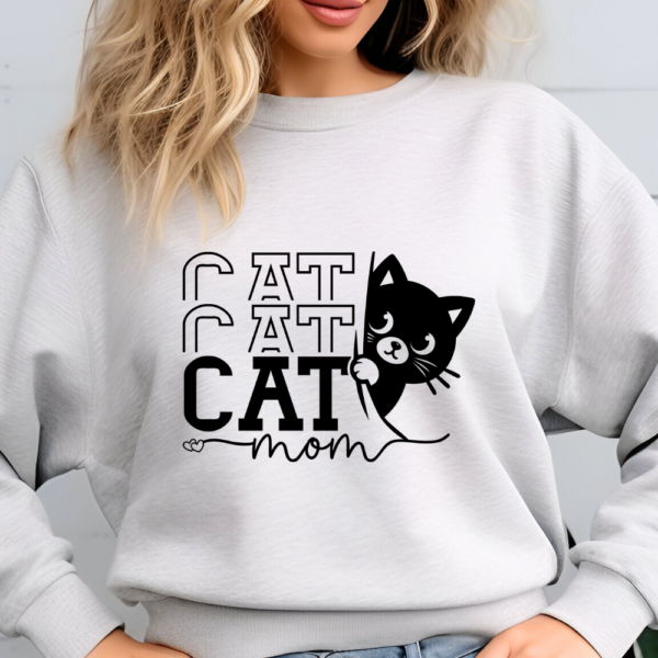 Sweatshirt "CAT CAT CAT MOM"  Sudadera perfecta para todas las amantes de los gatos! Esta prenda no solo es cómoda y cálida, sino que también refleja tu amor por esos adorables felinos. Hecha de una suave mezcla de algodón y poliéster, esta sudadera es ideal para cualquier ocasión, ya sea para quedarte en casa, salir a pasear con tu gato o reunirte con amigos.