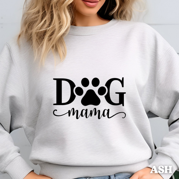 Sweatshirt "DOG MAMA" - Un Abrazo de Amor y Fe Luce tu amor por tus peludos amigos y tu fe en Dios con nuestra sudadera "DOG MAMA". Esta prenda, confeccionada con materiales de alta calidad, te ofrece comodidad y estilo mientras proclama tu identidad como una madre dedicada de mascotas. Con un diseño acogedor y moderno, la sudadera presenta la frase "DOG MAMA" en un bonito estilo tipográfico, que resalta tu amor por los perros.