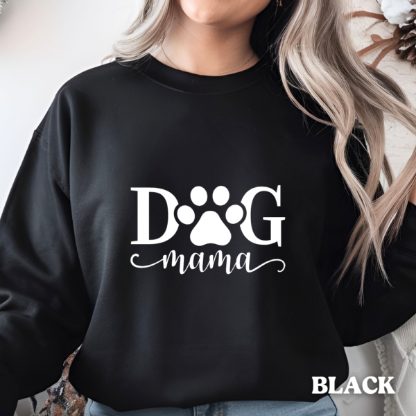 Sweatshirt "DOG MAMA" - Un Abrazo de Amor y Fe Luce tu amor por tus peludos amigos y tu fe en Dios con nuestra sudadera "DOG MAMA". Esta prenda, confeccionada con materiales de alta calidad, te ofrece comodidad y estilo mientras proclama tu identidad como una madre dedicada de mascotas. Con un diseño acogedor y moderno, la sudadera presenta la frase "DOG MAMA" en un bonito estilo tipográfico, que resalta tu amor por los perros.