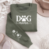 Sweatshirt "DOG MAMA" - Un Abrazo de Amor y Fe Luce tu amor por tus peludos amigos y tu fe en Dios con nuestra sudadera "DOG MAMA". Esta prenda, confeccionada con materiales de alta calidad, te ofrece comodidad y estilo mientras proclama tu identidad como una madre dedicada de mascotas. Con un diseño acogedor y moderno, la sudadera presenta la frase "DOG MAMA" en un bonito estilo tipográfico, que resalta tu amor por los perros.