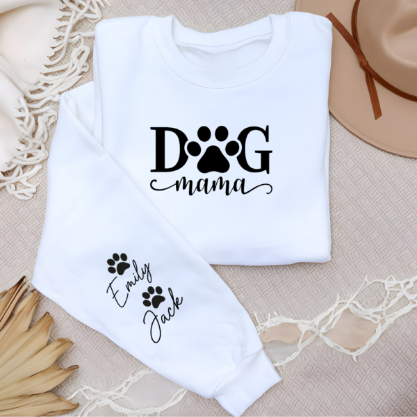 Sweatshirt "DOG MAMA" - Un Abrazo de Amor y Fe Luce tu amor por tus peludos amigos y tu fe en Dios con nuestra sudadera "DOG MAMA". Esta prenda, confeccionada con materiales de alta calidad, te ofrece comodidad y estilo mientras proclama tu identidad como una madre dedicada de mascotas. Con un diseño acogedor y moderno, la sudadera presenta la frase "DOG MAMA" en un bonito estilo tipográfico, que resalta tu amor por los perros.