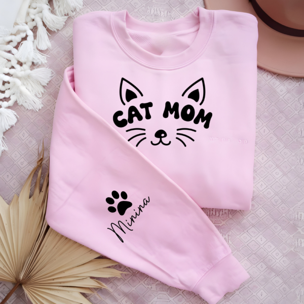 Sweatshirt "CAT MOM"  Sudadera perfecta para todas las amantes de los gatos! Esta prenda no solo es cómoda y cálida, sino que también refleja tu amor por esos adorables felinos. Hecha de una suave mezcla de algodón y poliéster, esta sudadera es ideal para cualquier ocasión, ya sea para quedarte en casa, salir a pasear con tu gato o reunirte con amigos.