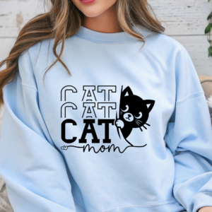 Sweatshirt "CAT CAT CAT MOM"  Sudadera perfecta para todas las amantes de los gatos! Esta prenda no solo es cómoda y cálida, sino que también refleja tu amor por esos adorables felinos. Hecha de una suave mezcla de algodón y poliéster, esta sudadera es ideal para cualquier ocasión, ya sea para quedarte en casa, salir a pasear con tu gato o reunirte con amigos.