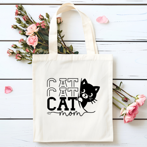 Tote Bag Cat Mom ¡Celebra a la mejor mamá de gatos con nuestra adorable tote bag "Cat Mom"! Esta bolsa es el regalo perfecto para todas las amantes de los felinos que quieren llevar su amor por sus mascotas a donde quiera que vayan