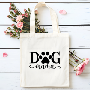 Tote Bag Dog Mama ¡Celebra a las mamás perrunas en este Día de las Madres con nuestra hermosa tote bag "Dog Mama"! Esta bolsa es más que un simple accesorio; es una declaración de amor y devoción hacia esos fieles compañeros de cuatro patas que llenan nuestras vidas de alegría y amor incondicional.