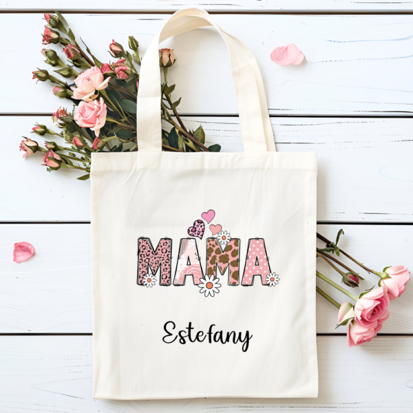 Celebra el amor y la fortaleza de las mamás con nuestra hermosa Tote Bag "Mama Leopardo Pink". Esta práctica y elegante bolsa es perfecta para llevar todo lo que una madre necesita en su día a día, ya sea en un paseo por el parque, una salida de compras o simplemente para organizar sus esenciales en casa.