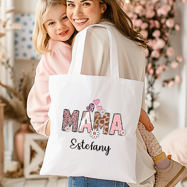 Celebra el amor y la fortaleza de las mamás con nuestra hermosa Tote Bag "Mama Leopardo Pink". Esta práctica y elegante bolsa es perfecta para llevar todo lo que una madre necesita en su día a día, ya sea en un paseo por el parque, una salida de compras o simplemente para organizar sus esenciales en casa.