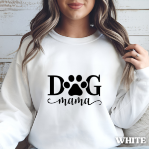 Sweatshirt "DOG MAMA" - Un Abrazo de Amor y Fe Luce tu amor por tus peludos amigos y tu fe en Dios con nuestra sudadera "DOG MAMA". Esta prenda, confeccionada con materiales de alta calidad, te ofrece comodidad y estilo mientras proclama tu identidad como una madre dedicada de mascotas. Con un diseño acogedor y moderno, la sudadera presenta la frase "DOG MAMA" en un bonito estilo tipográfico, que resalta tu amor por los perros.